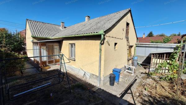 #14416 Nappali + 3 szobás ház, garázs, műhely, Erkel utcában eladó!