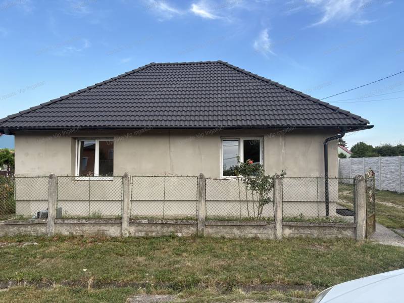 #12399 Felújított három szobás családi ház eladó Szabadbattyánban