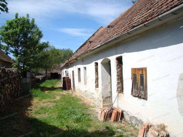 #4540 HANGULATOS 2 szobás, FALUSI CSOK-os parasztház, nagy melléképületekkel Egeralján eladó