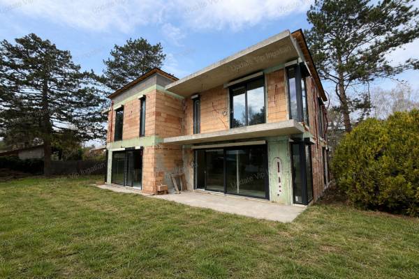 #9986 Balatonszéplakon, vízközeli, teraszos, kertkapcsolatos, luxus, kertkapcsolatos, medencés ikerházfél eladó!