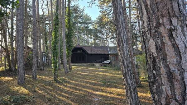 #8022 SIÓFOK ARANYPARTON FELÚJÍTOTT TÉGLAÉPÍTÉSŰ NYARALÓ ELADÓ!