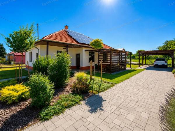 #11618 Modern, energiatakarékos otthon Tápiószelén – parkosított kerttel, napelemmel és különálló melléképülettel!