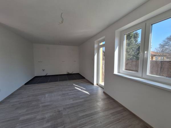 #8255 Eladó sorház Szolnok