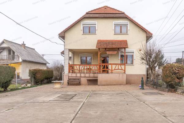 #4541 Biztonságos, jól felszerelt családi ház saroktelke, sok lehetőséggel!