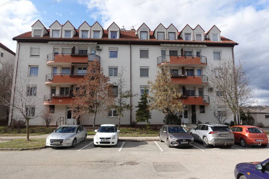 #6864 FELÚJÍTOTT, FÖLDSZINTI TÉGLA lakás eladó Várpalota Szabolcska Mihály utcában.