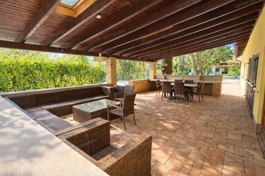 #8210 ZAMÁRDIBAN AZONNAL BIRTOKBAVEHETŐ CSALÁDI HÁZ,  NAGY TELEKKEL, KÖZEL A BALATONHOZ ELADÓ!