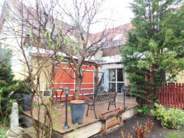 #9501 Kecskemét, Vacsiközben eladó, szinteltolásos sorházi lakás, nappali+3,5szobás, dupla garázzsal és dupla kocsibeállóval.