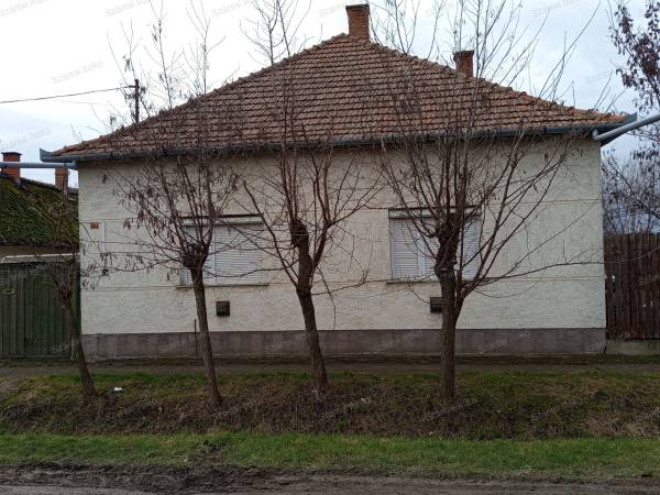 #6851 Eladó családi ház Öcsöd