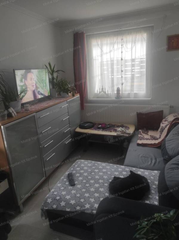 #4421 Törökszentmiklóson eladó egy 3 szobás családi ház !