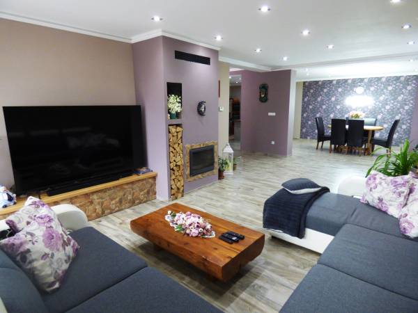 #8522 Eladó Vértesszőlősön 3 szintes, 260 nm-es családi ház!