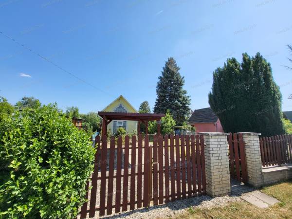 #4351 Eladó nyaraló Győr