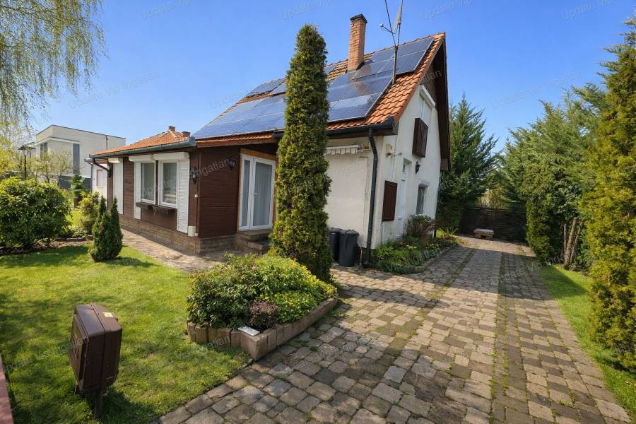 #8218 BALATONSZÉPLAKON ELADÓ CSALÁDI HÁZ , JACUZZIVAL!