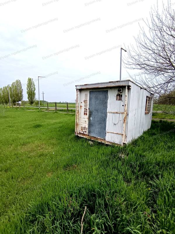 #9668  KÉT UTCÁRÓL MEGKÖZELÍTHETŐ, ÉPÍTÉSI TELEK ELADÓ ÚJSZILVÁSON!