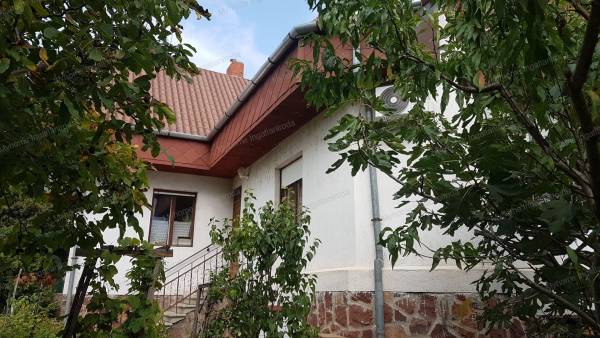 #5724 Balatongyörök szívében eladó villa – Panorámás otthon, befektetés és nyaralás egyben, pár lépésre a Balatontól! 