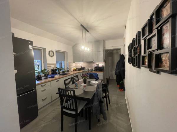 #10054 Eladó egy kivételes, újszerű 3+1 szobás lakás Vác szívében, modern kényelmi megoldásokkal, csendes udvari környezetben.