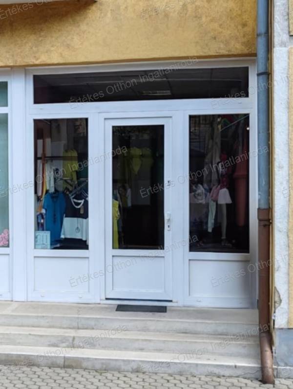 #9527 Kivételes lehetőség Nyíregyháza szívében – eladó üzlethelyiség a Korzó közelében! 