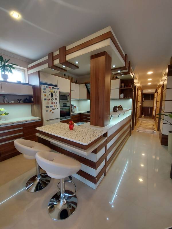 #3721 Nyíregyháza - Nyírszőlős csendes utcájában igényesen berendezett, amerikai konyha + nappalis ikerház eladó!