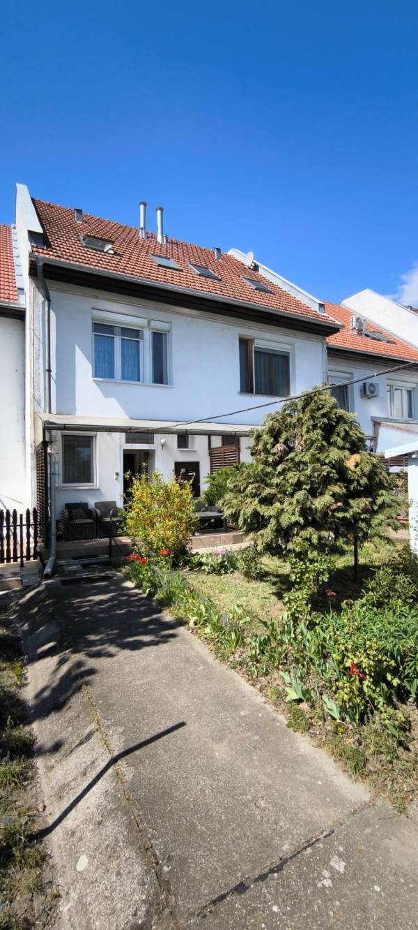 #9779 Tágas, 110 m²-es sorházi lakás eladó Jászberény csendes kertvárosában!