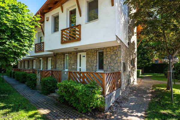 #9395 Balatonlellén, közvetlenül a BL YachtClub mellett sorházi panorámás lakás saját partszakasszal.eladó