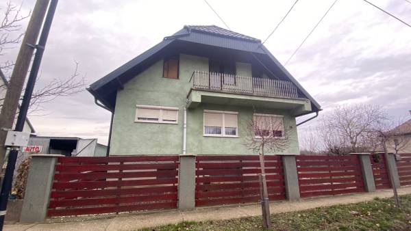 #4637 Simontornyán tágas, 3 szobás, kitűnő állapotban lévő családi ház eladó!