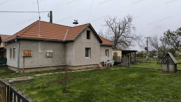 #9524 Balaton második vonal , 60nm felújított családi ház eladó