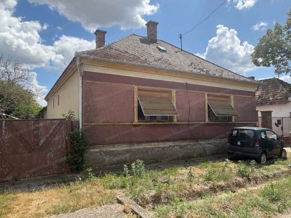 #12740 Adorjánházán csendes zsák utcában eladó 2,5 szobás felújítandó családi ház!