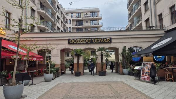 #9428 BELSŐ KÉT SZINTES MODERN LAKÁS A GOZSDU UDVARBAN