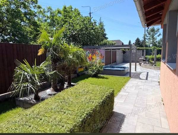 #14911 Siófok Szabadifürdőn eladó egy kiváló állapotú apartmanház jacuzzival, 862 m²-es telken, a Balaton közelében.