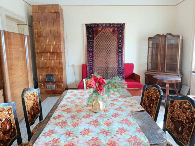 #7238 Részben felújítandó, belvárosi nagypolgári lakás keresi új lakóját!