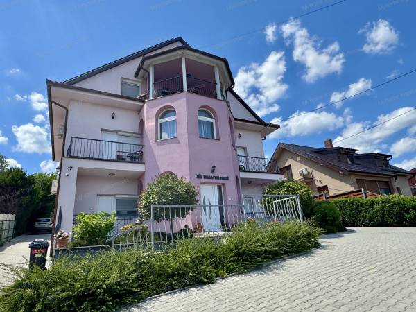 #11662 MŰKÖDŐ, KIVÁLÓ ÉRTÉKELÉSEKKEL RENDELKEZŐ PANZIÓ ELADÓ ZALAKAROS SZÍVÉBEN – TELJES BERENDEZÉSSEL, VENDÉGKÖRREL ÉS ÁTADHATÓ ÜZEMELTETÉSI RENDSZERREL