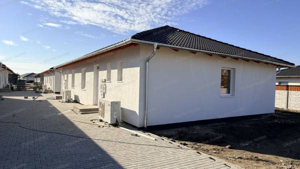 #8993 Eladó sorház Kiskunlacháza