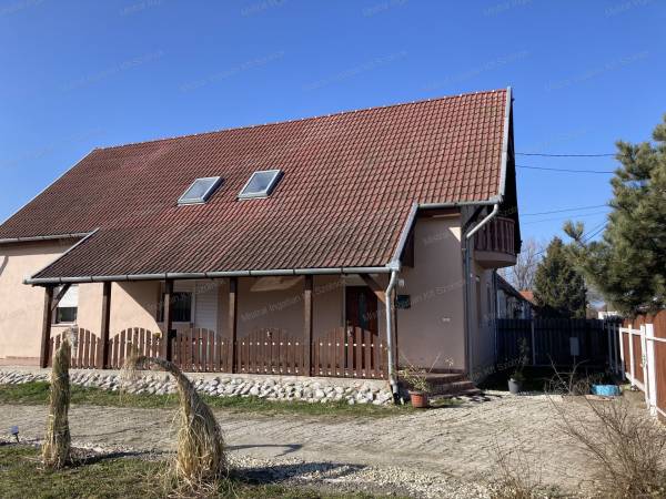 #8703 Eladó Kőtelken egy 198 nm-s családi ház