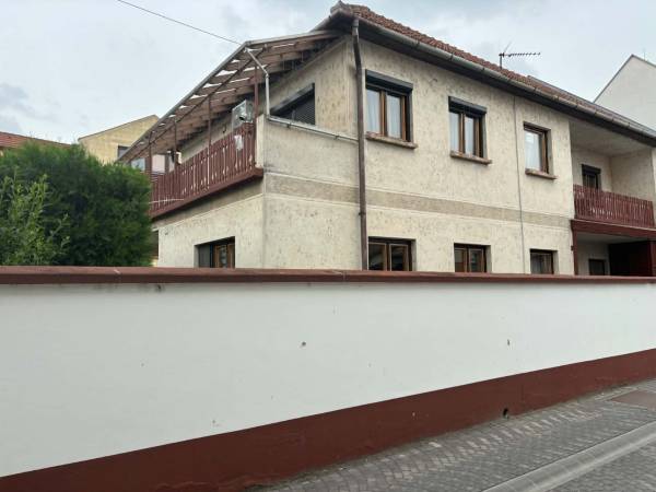 #11460 Központi, mégis csendes – kétgenerációs 140m2 családi ház eladó Jászberényben
