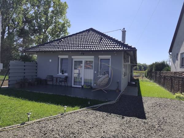 #8651 Budapest vonzáskörzetében, GALGAMÁCSA településen ELADÓ egy ÚJÉPÍTÉSŰ 64 nm-es, saját kertes ikerházfél. 