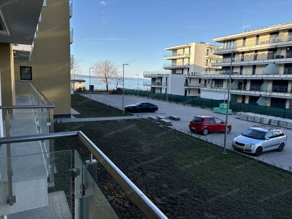 #9084 Siófok ezüstpart/széplak határán, új építésű, vízparti, panorámás, medencés lakás eladó!