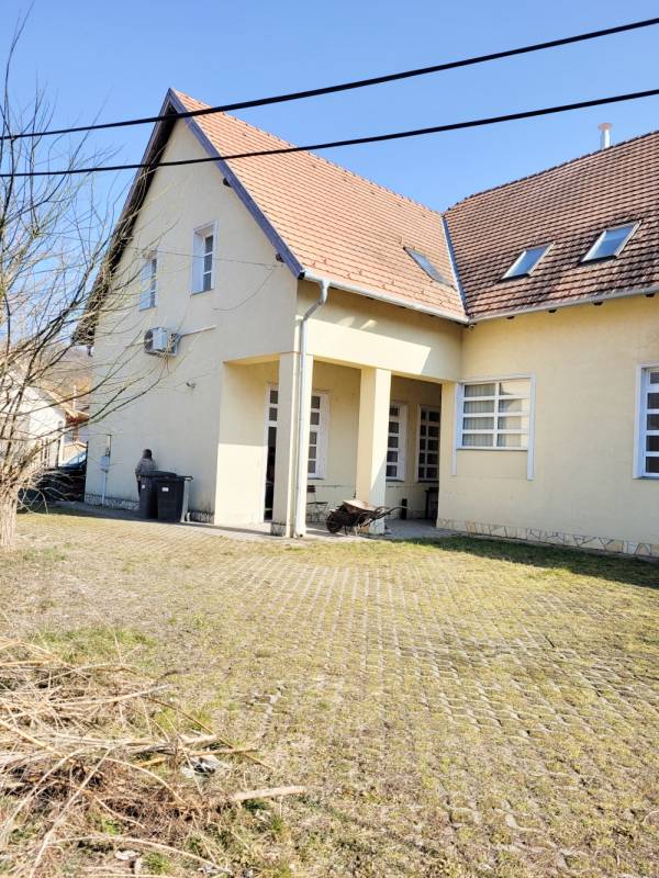 #12796 Kisnémediben 20 fő elhelyezésére alkalmas panzió eladó.