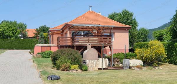 #5599 Páratlan panoráma, luxuskivitel – álomingatlan a Balaton északi partján.