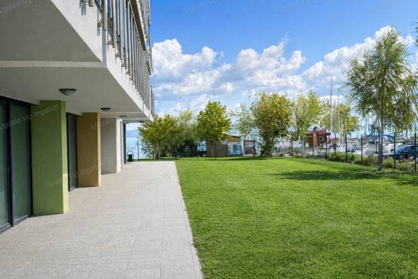 #9060 Siófok széplakon, újépítésű, vízparti, balatoni panorámás, medencés lakás eladó!