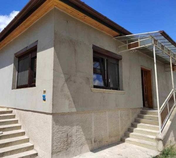 #8338 ZSÁMBOKON CSALÁDI HÁZ ELADÓ!