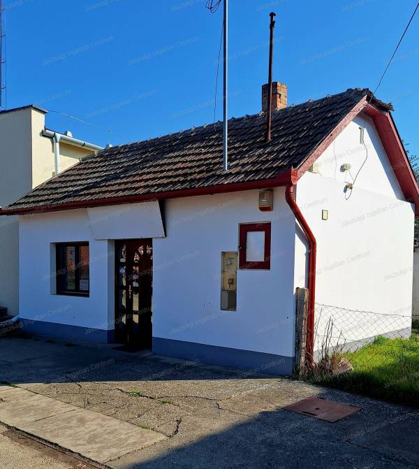 #8728 Jászboldogházán központban kiváló lehetőség, üzlethelyiség eladó