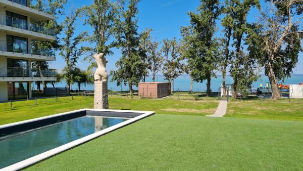 #9059 Siófok széplakon, újépítésű, vízparti, balatoni panorámás, medencés lakás eladó!