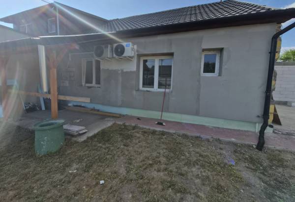 #12417 Eladó felújított ikerház Tatabánya-Bánhidán, a Paradicsomkert csendes részén, bővítési lehetőséggel és komplett építőanyag-készlettel!