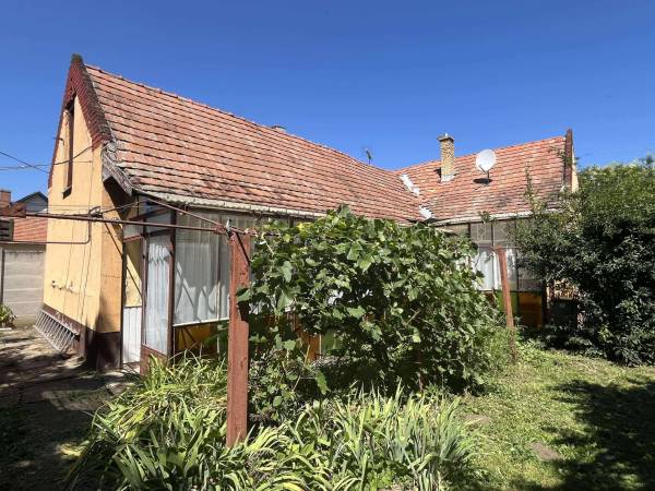 #9975 ELADÓ ELBONTANDÓ-FELÚJÍTANDÓ HÁZ-ÉPÍTÉSI TELEK