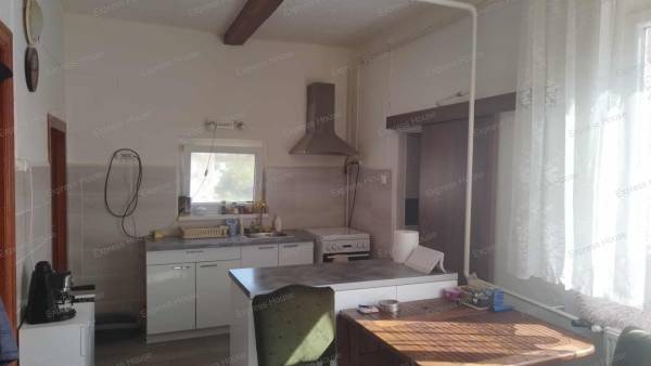 #6257 Tatabányán, Bánhidán eladó 2 generációs, összesen 108m2-es (63+44,5-m2-es) külön-külön bejárattal, 2X2 szobás tégla ház, 588 m2-es telken helyezkedik el. 