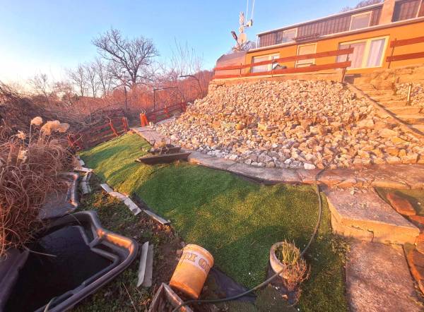 #8463 Tatabányán a Turul oldalon Nyaraló Eladó!