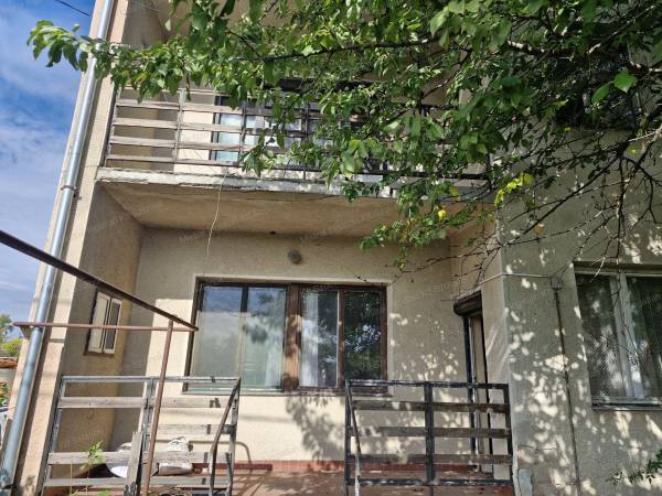 #8764 Mezőtúron eladó egy kétszintes 111 m2-es társasház !