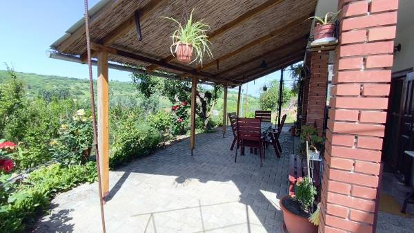 #11376 Tamásiban gyönyörű dombtetőn, 2 szintes, 50 m2-es házikó csodás panorámával eladó!