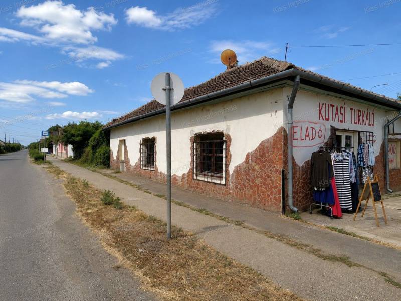 #12487 Vésztőn két épület, számtalan lehetőség – vállalkozóknak és befektetőknek!