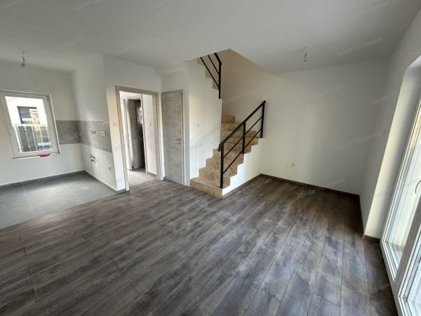 #8015 BALATONSZÁRSZÓN ÚJÉPÍTÉSŰ LAKÁS, KERTKAPCSOLATTAL ELADÓ!