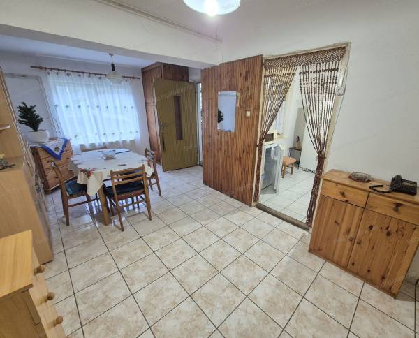 #9392 Nappali + 2 szobás cirkó fűtéses családi ház eladó!